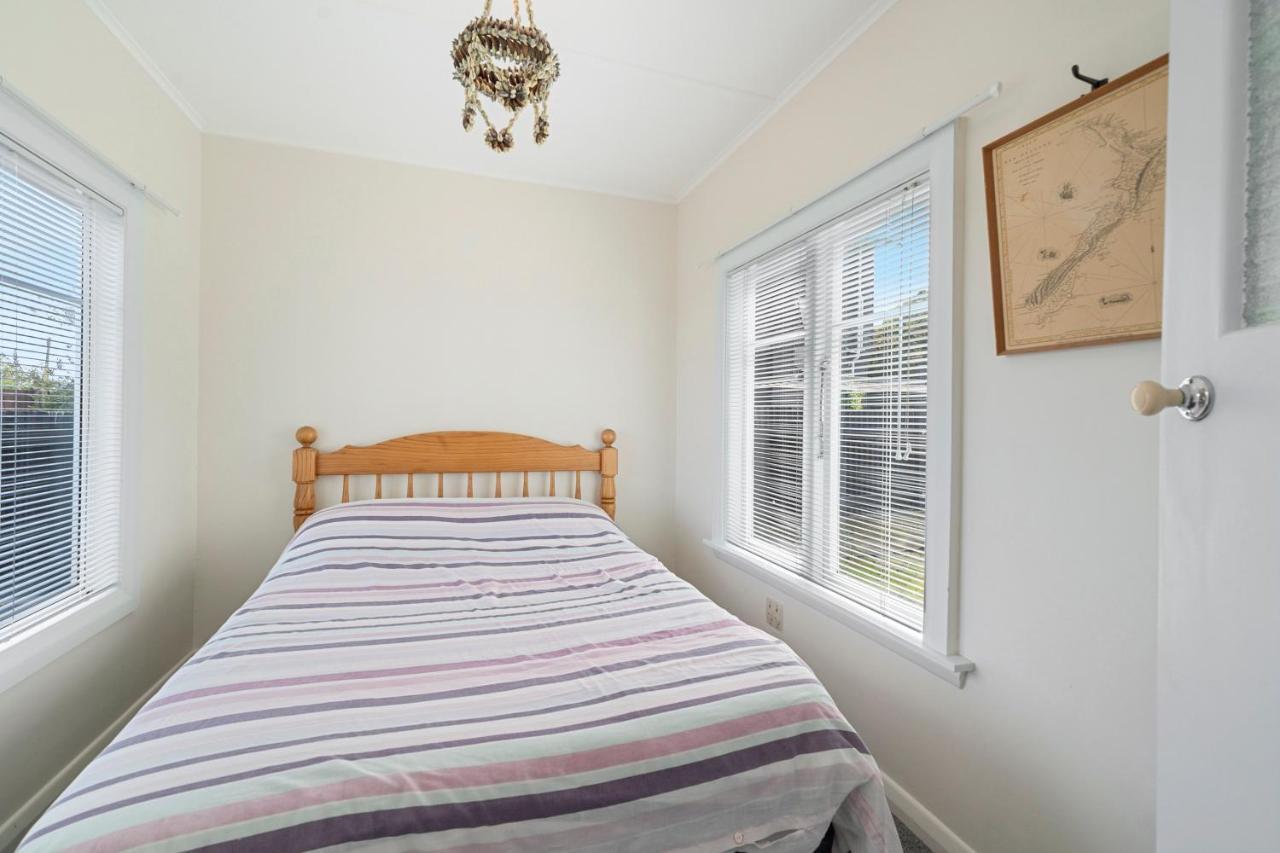 The Green Trout - Paraparaumu Beach Holiday Home Exterior foto